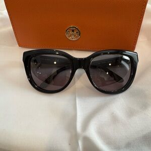Tory Burch Black Cat-Eye Sunglasses with Oversized Design